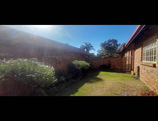 3 BEDROOM TOWNHOUSE FOR SALE IN ROOIHUISKRAAL NORTH